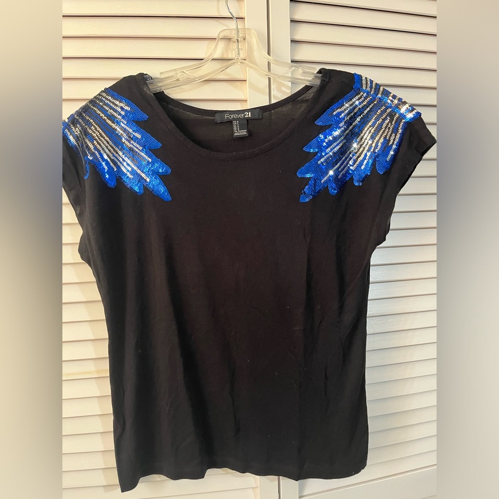 Blouse with sequined sleeve accent